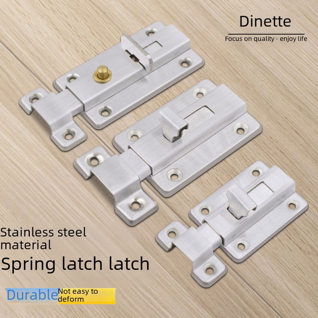 pestillo de resorte automático de acero inoxidable engrosado, pestillo de puerta de seguridad para puerta de madera en acabado acero inoxidable, vista frontal centrada con varios modelos alineados sobre superficie de madera, placas con orificios de montaje visibles, perno deslizante y lengüeta de bloqueo expuestos, adecuado para cerraduras domésticas y pasador de inodoro; también suele utilizarse para cerrar armarios o cajas pequeñas.
