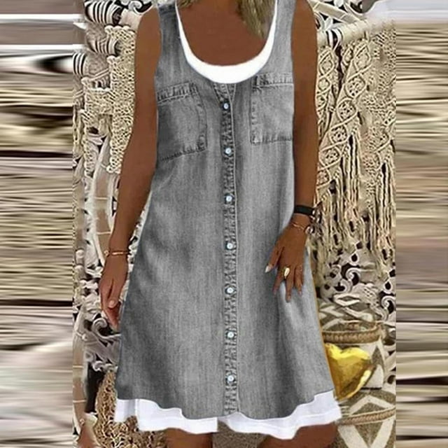 Pisexur Robes d'Été pour Femmes 2022 Décontractées Amples à Imprimé Floral Sans Manches. Cette Robe maxi en faux denim Présente un design Sans Manches avec un devant Boutonné et un Style Superposé, Alliant une Couche Extérieure de Style denim à une sous-Couche Blanche. Fabriquée en polyester Léger, Elle Est Idéale pour un Usage Décontracté, la Plage Ou le Quotidien. la Robe Est Exposée dans un Décor d'Inspiration Bohème avec un macramé en Arrière-Plan.