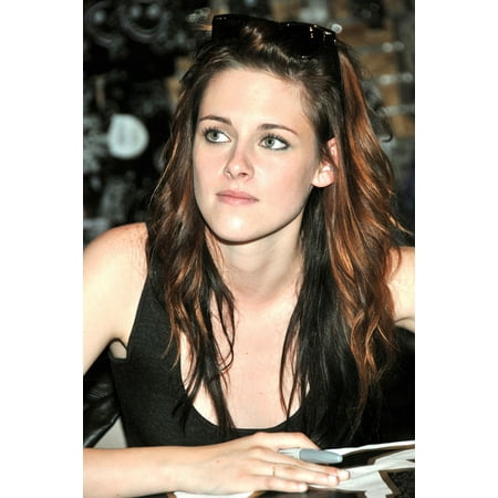 Kristen Stewart At In-Store Appearance For Twilight Stars Visit Hot Topics Store Garden State Plaza Paramus Nj November 14 2008 Photo By LeeEverett Collection (Best Gardens In Nj)