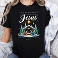 thumbnail image 1 of Playera de Mujer con Escena Navideña del Nacimiento de Jesús 100% Algodón - Regalo Cristiano con Versículo Mateo 1:21, 1 of 7
