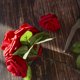 thumbnail image 5 of 50 flores artificiales de rosas rojas oscuras, flores falsas de aspecto real, decoración de boda DIY para ceremonia, 5 of 5