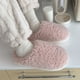 thumbnail image 2 of Zapatillas de casa de Color liso para mujer y niña, zapatos peludos, esponjosos, cálidos, japoneses, Invierno, 2 of 5