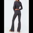thumbnail image 4 of Conjunto de Dos Piezas de Punto para Mujer: Suéter de Larga con Cremallera, Sudadera Corta con Capucha y Pantalón Acampanado. Gris Oscuro M, 4 of 7