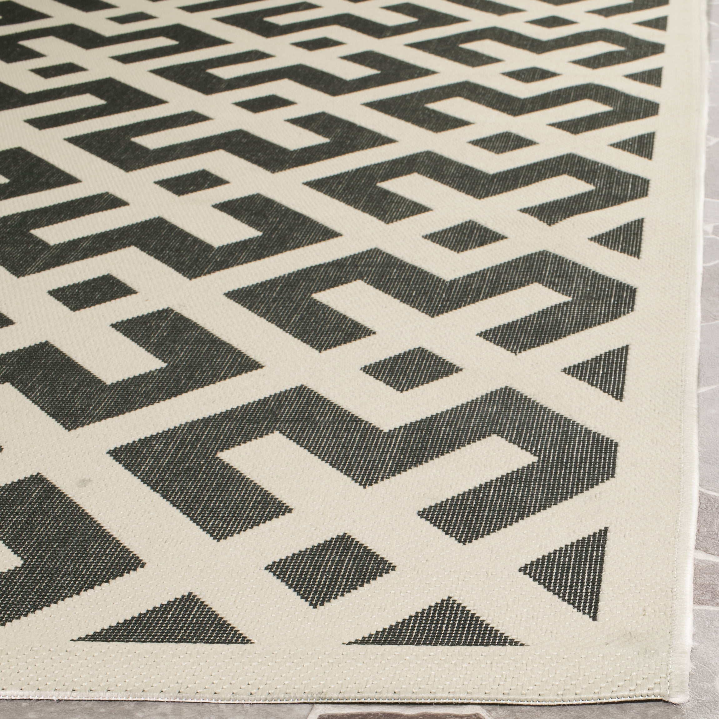 Safavieh Courtyard Alvin Geometric Indoor/Outdoor Area Rug, Black/Beige, 5'3" x 7'7"
