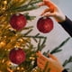 thumbnail image 5 of Juego de 3 bolas navideñas colgantes de plástico para árbol, color blanco, negro y rojo, ligeras y duraderas, ideales para bodas, fiestas y regalos de Navidad., 5 of 6