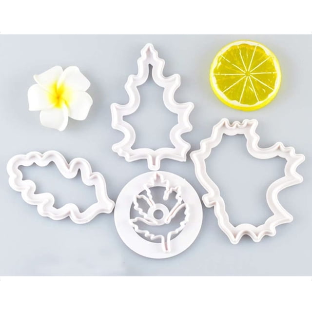 juego de cortadores de hojas de otoño, 4 piezas, molde para cortar hojas de navidad duradero y lavable, herramientas de troquelado de galletas fáciles de usar para niños y: vista cenital de cuatro cortadores blancos de plástico apto para uso alimentario en formas de hojas (6.2–9.5 cm largo; 4.9–9.1 cm ancho), uno circular con plantilla de detalles interiores, bordes lisos y apilables sobre fondo neutro; también suelen usarse para decorar fondant o manualidades infantiles.