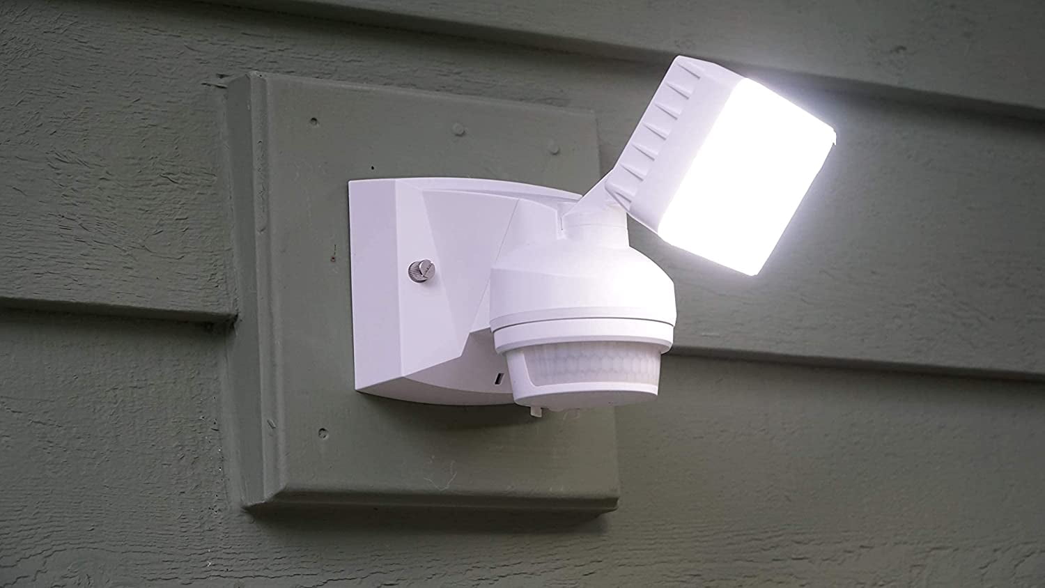 IQ America Motion Security Floodlight 1600 Lumen 180 deg 70ft detection Wall Eave Mount WH