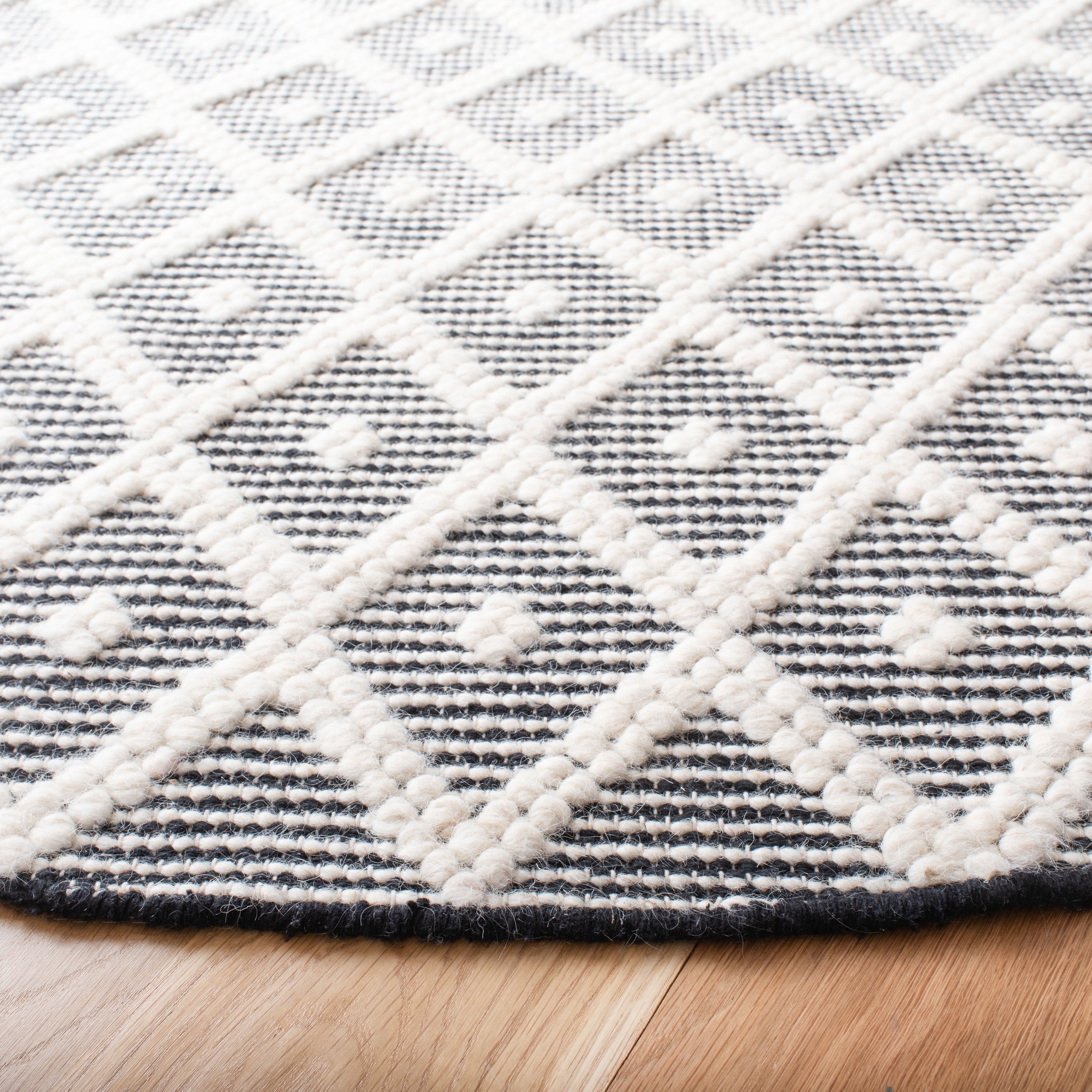 SAFAVIEH Natura Hollie Geometric Area Rug, Ivory/Black, 6' x 6' Round