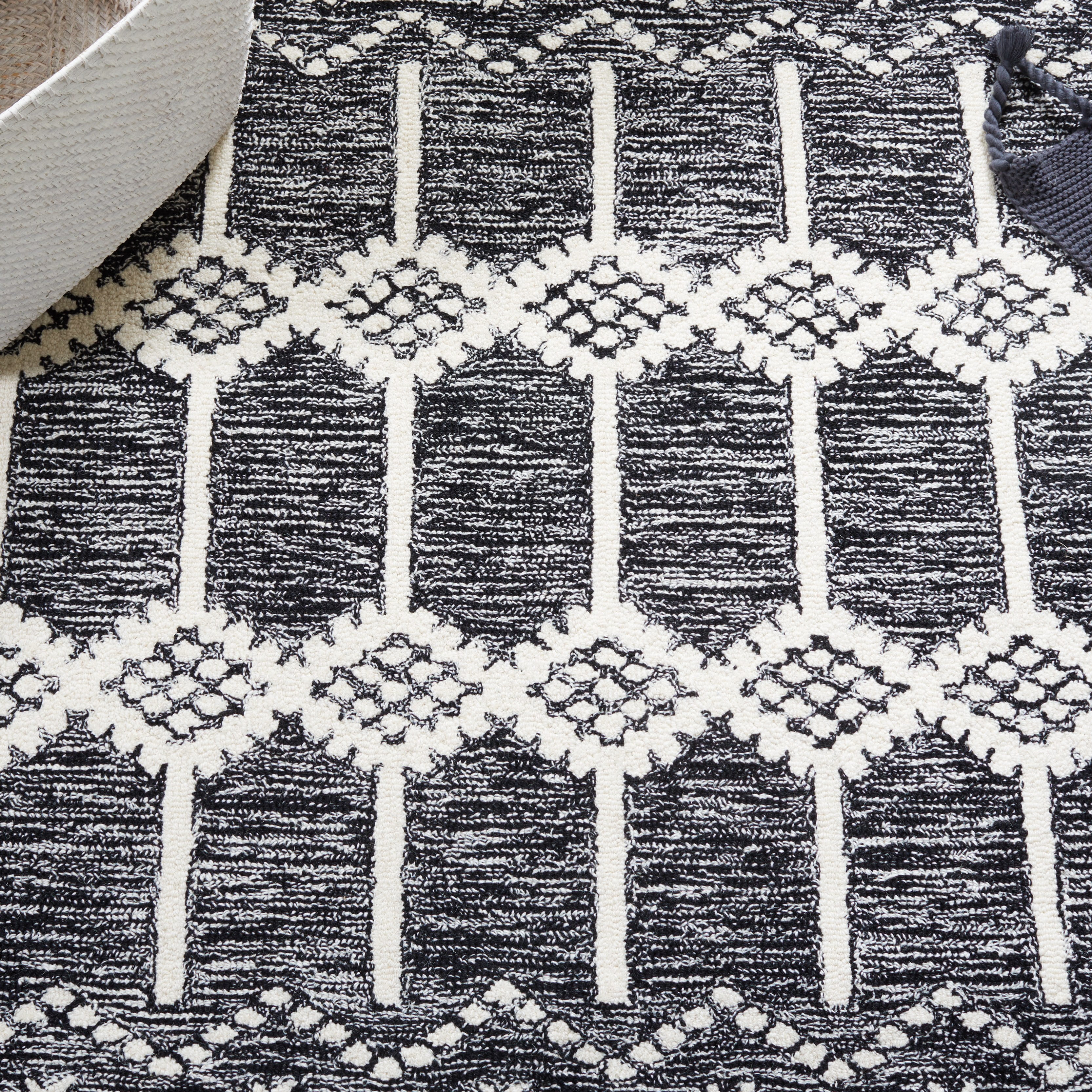 SAFAVIEH Metro Emelly Southwestern Area Rug, Black/Ivory, 6' x 6' Round