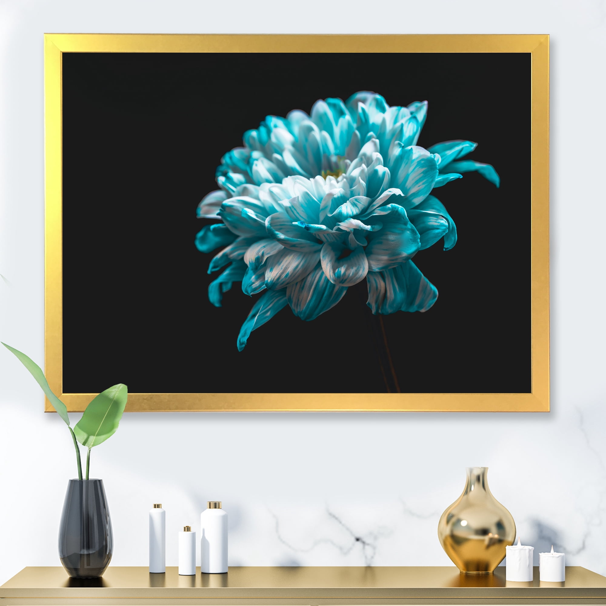 Designart 'Close Up Of White and Pure Blue Daisy Flower II' Traditional Framed Art Print