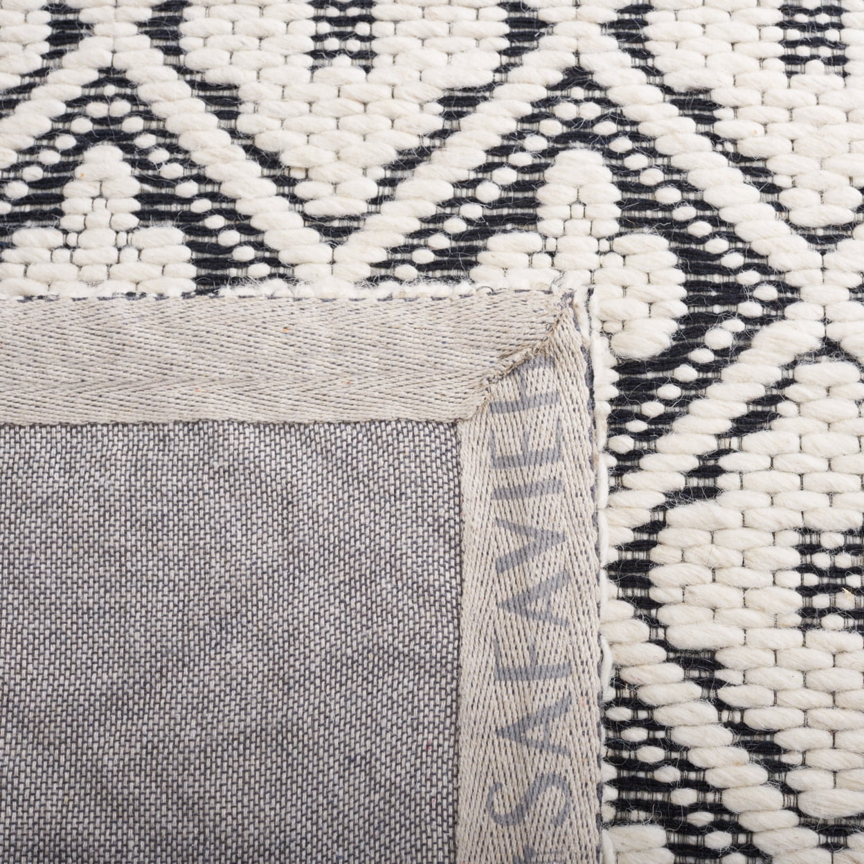 SAFAVIEH Marbella Rosario Geometric Area Rug, Black/Ivory, 6' x 6' Round