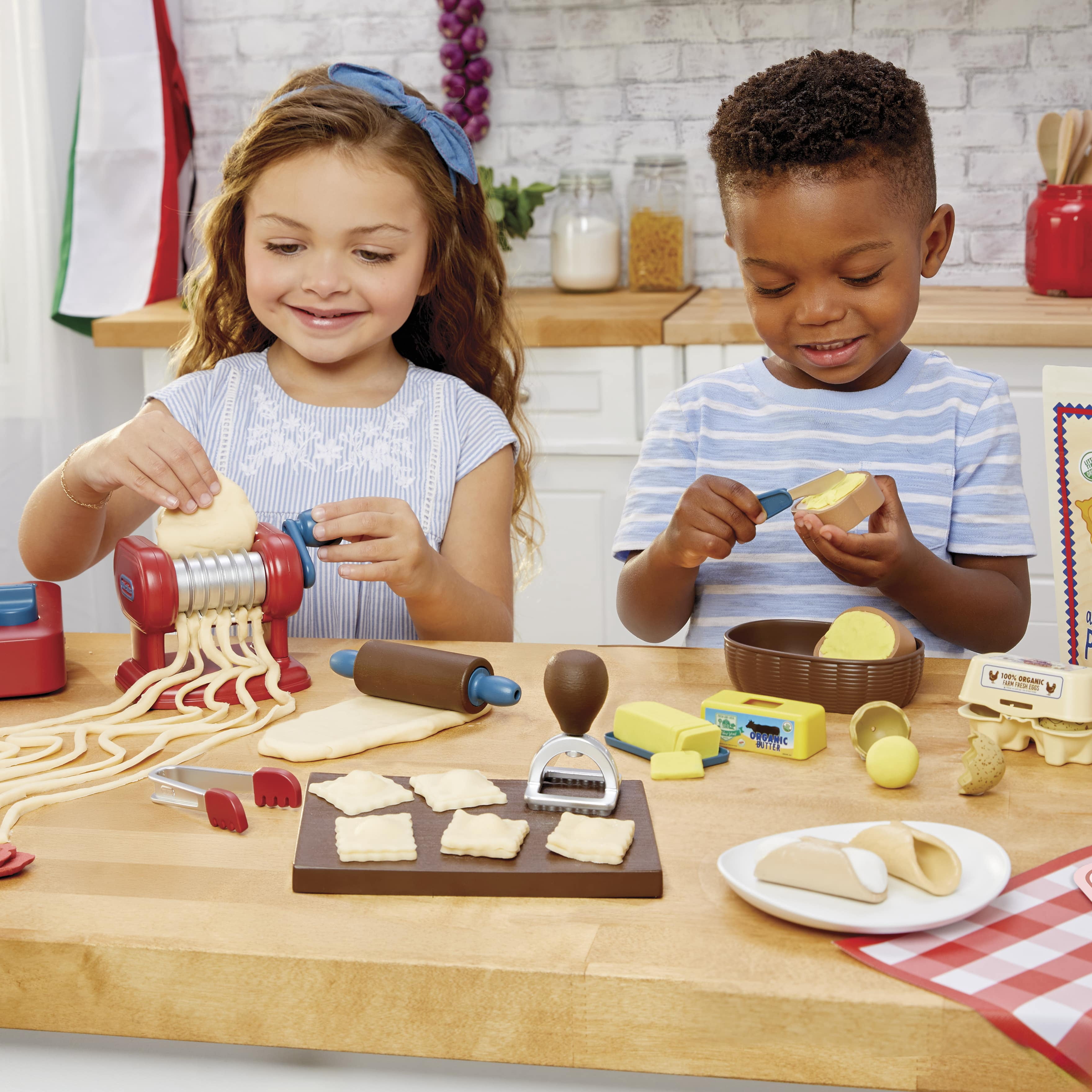 Little Tikes Creative Chefs Italian Restaurant Kit with Make-It Mix Play Sand, Ages 3+