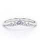 thumbnail image 1 of JeenMata Anillo Apilable con Diseño Curvo de Moissanita de Corte Redondo de 0,15 TCW con Cinco Piedras en Forma de Garra Chapado en Oro Blanco de 18 K sobre Plata, 1 of 5