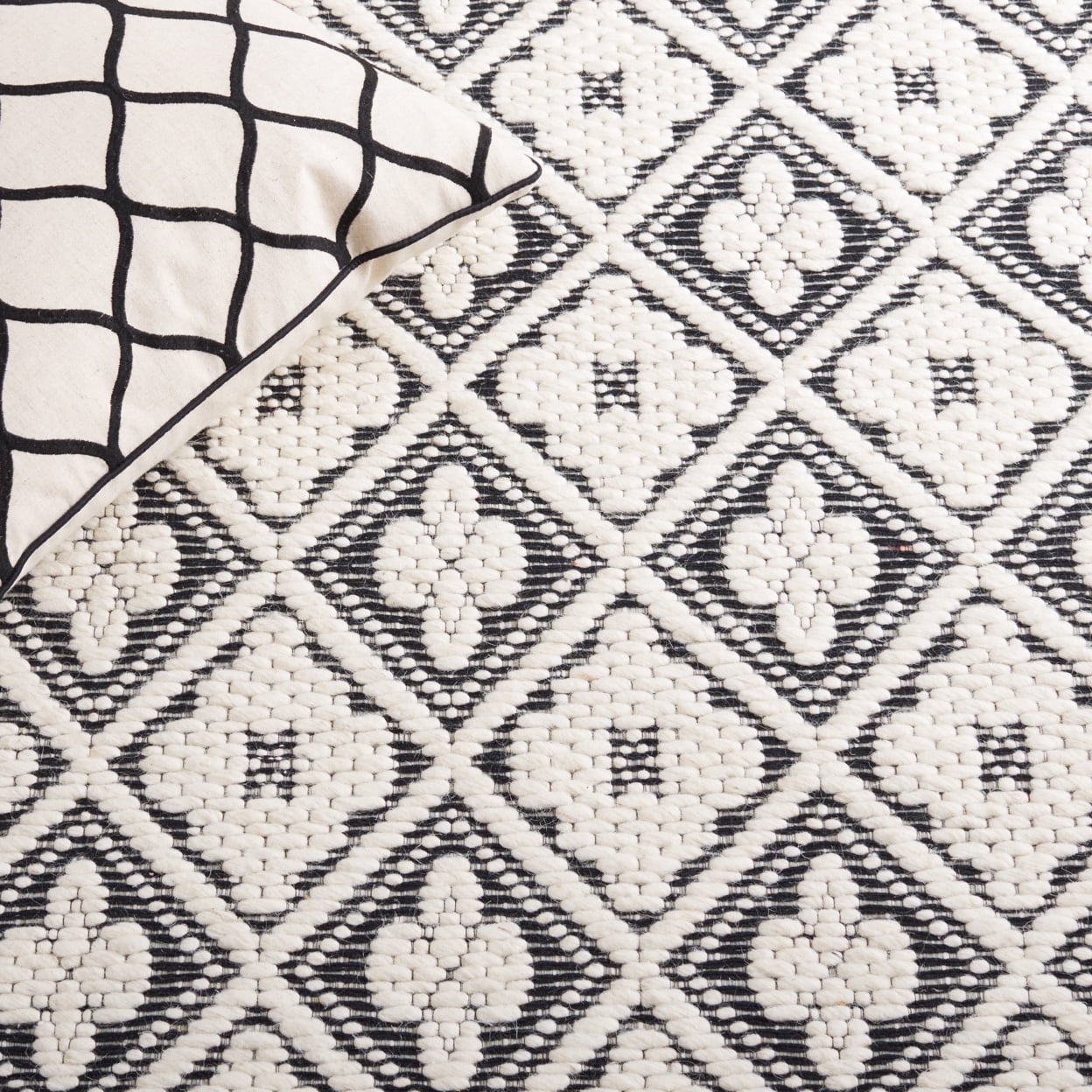 SAFAVIEH Marbella Rosario Geometric Area Rug, Black/Ivory, 6' x 6' Round