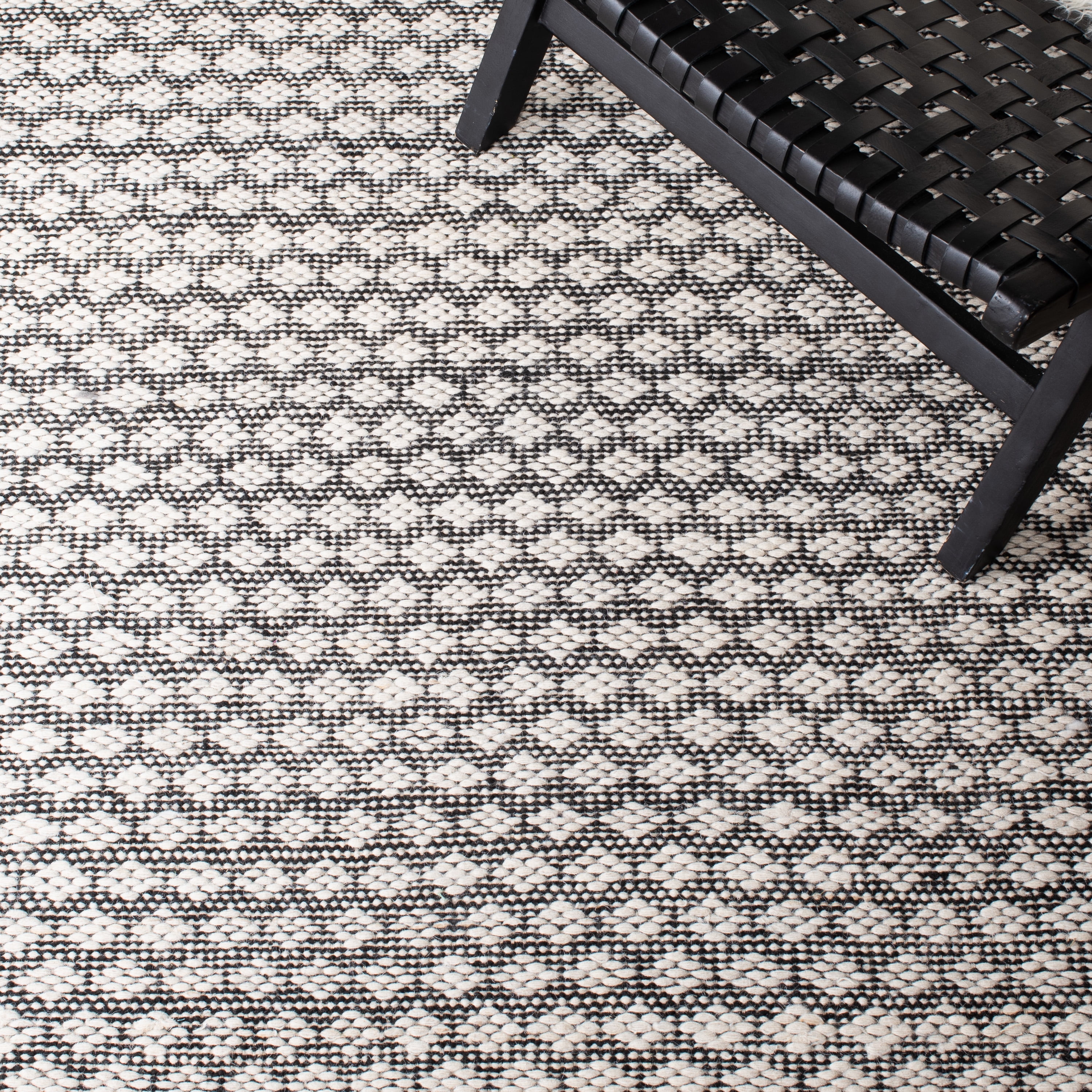 Safavieh Kilim Mary Diamond Area Rug, Black/Ivory, 5' x 8'