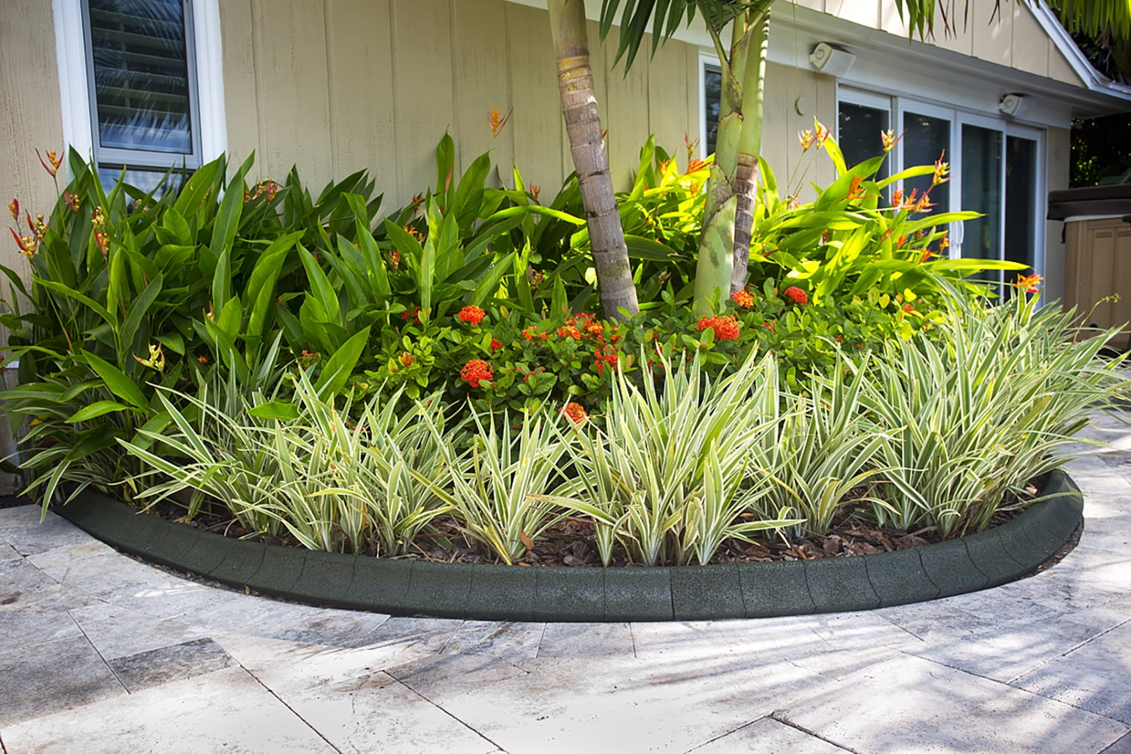 EcoBorder EarthCurb Black Recycled Rubber 4ft Lawn Edging (4pc Box)