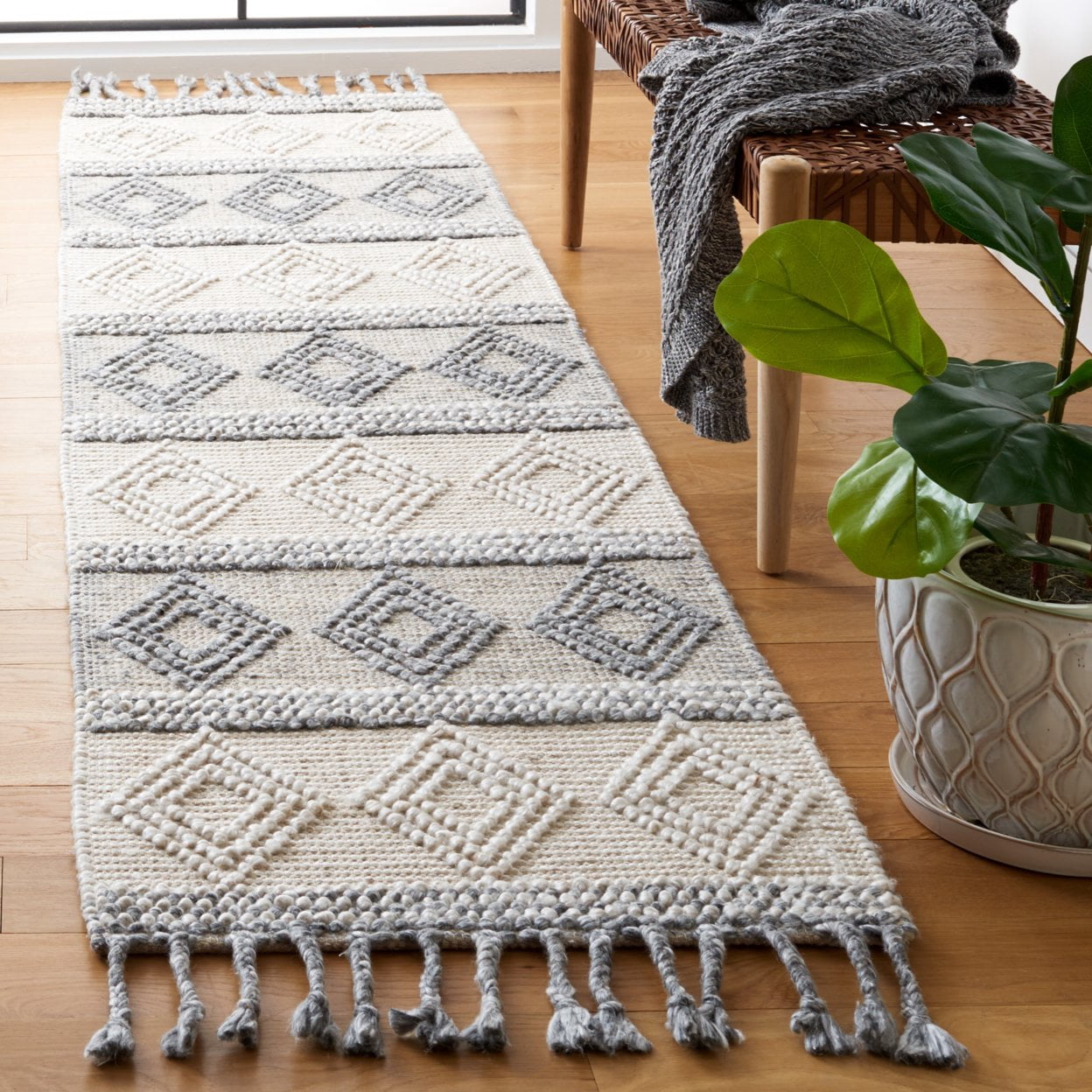 SAFAVIEH Natura Andrina Southwestern Area Rug, Ivory/Grey, 4' x 6'