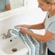thumbnail image 5 of Toalla de baño de polar con rayas de coral, adecuada tanto para hombres como para mujeres, ideal para lavarse la cara, bañarse y secarse el cabello. Toallas de poliéster., 5 of 6
