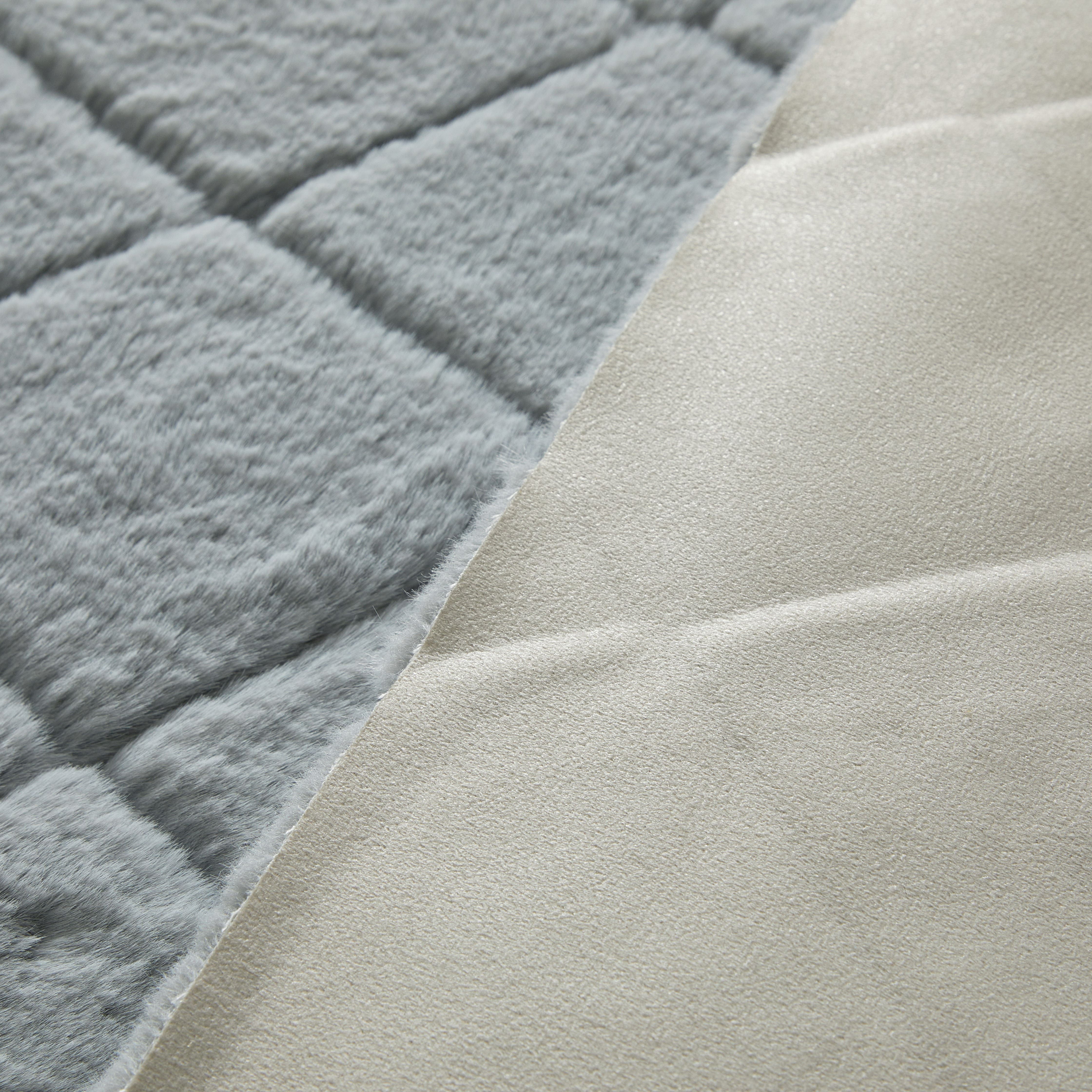 Better Homes & Gardens Diamond Faux Fur Room Rug, Gray, 30"x46"