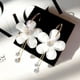 thumbnail image 2 of Elegantes pendientes largos con borlas circulares transparentes de estilo coreano con forma de flor (blancos), 2 of 5