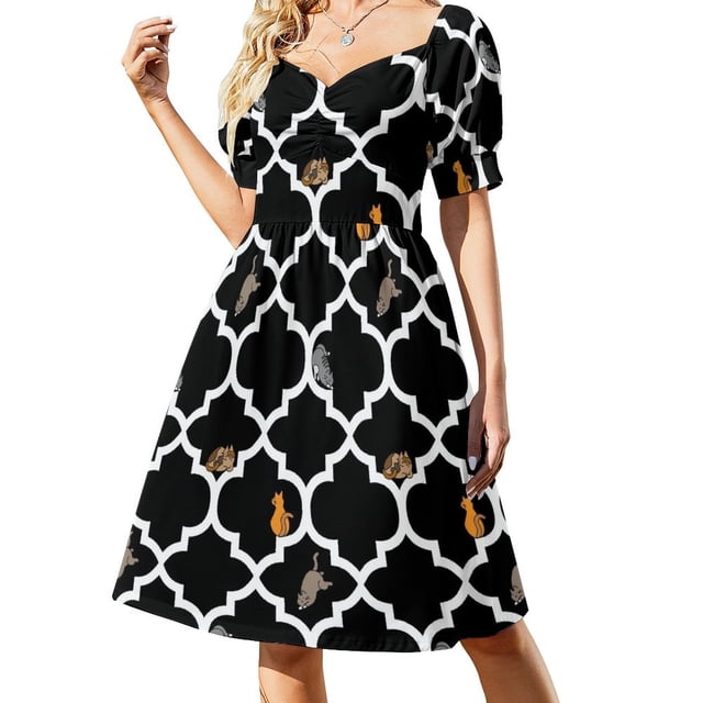 Vestido negro de manga corta con diseño de gatos en una celosía. Vestido holgado de verano para mujer.