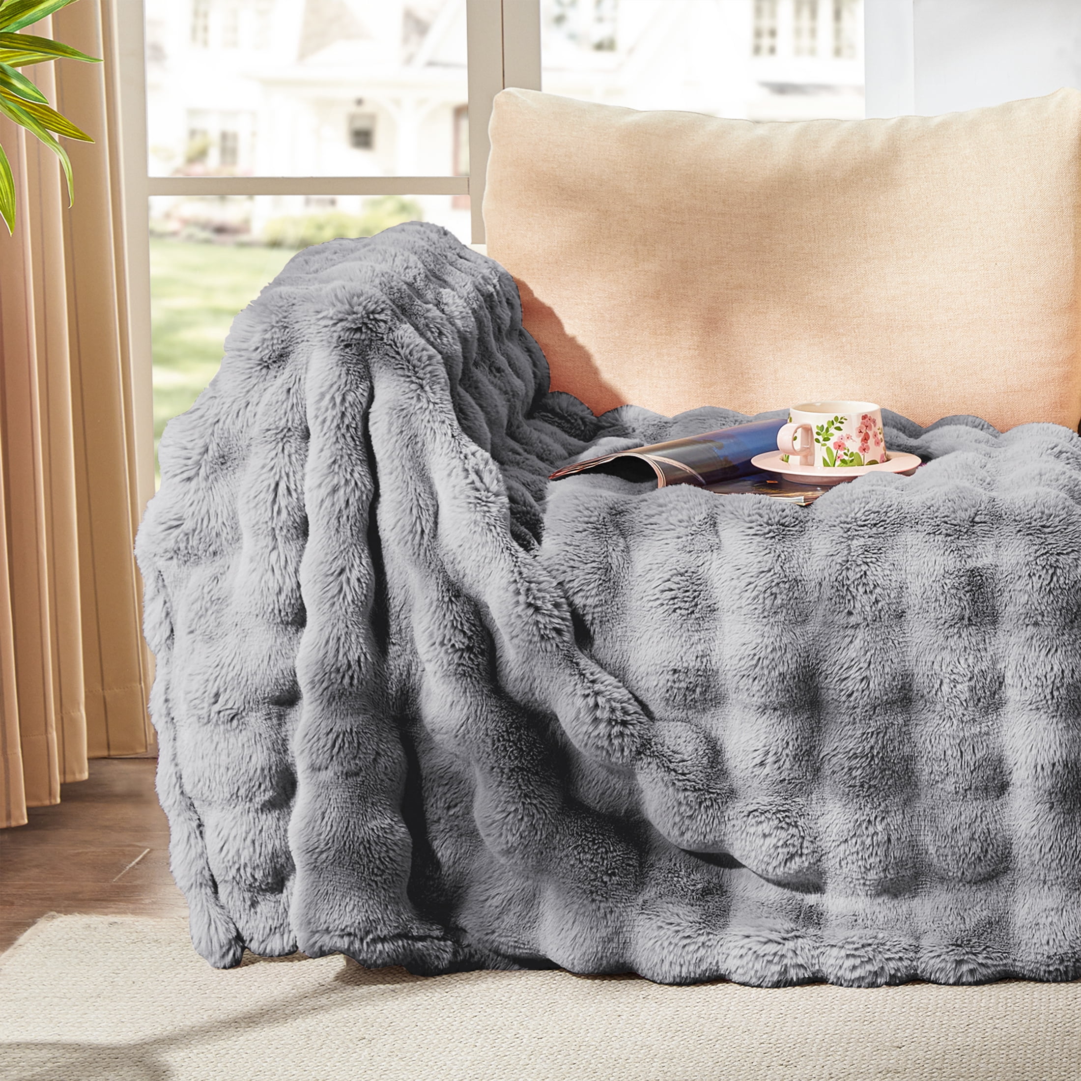 Love's cabin Faux Rabbit Fur Fleece Throw Blanket for Couch, Soft Plush Fuzzy Double-Sided Bubble Fluffy Blanket, 50" x 60", Light Grey
