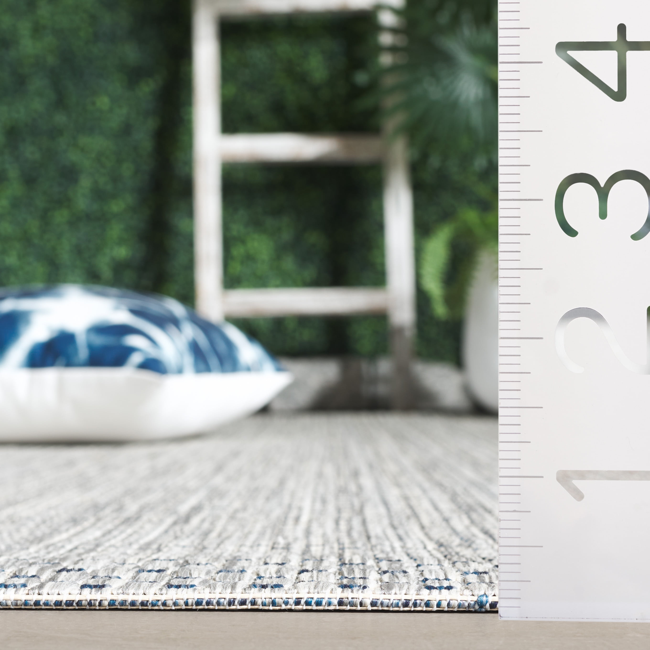 Safavieh Courtyard Finnian Solid Indoor/Outdoor Area Rug, Gray/Navy, 2'7" x 5'