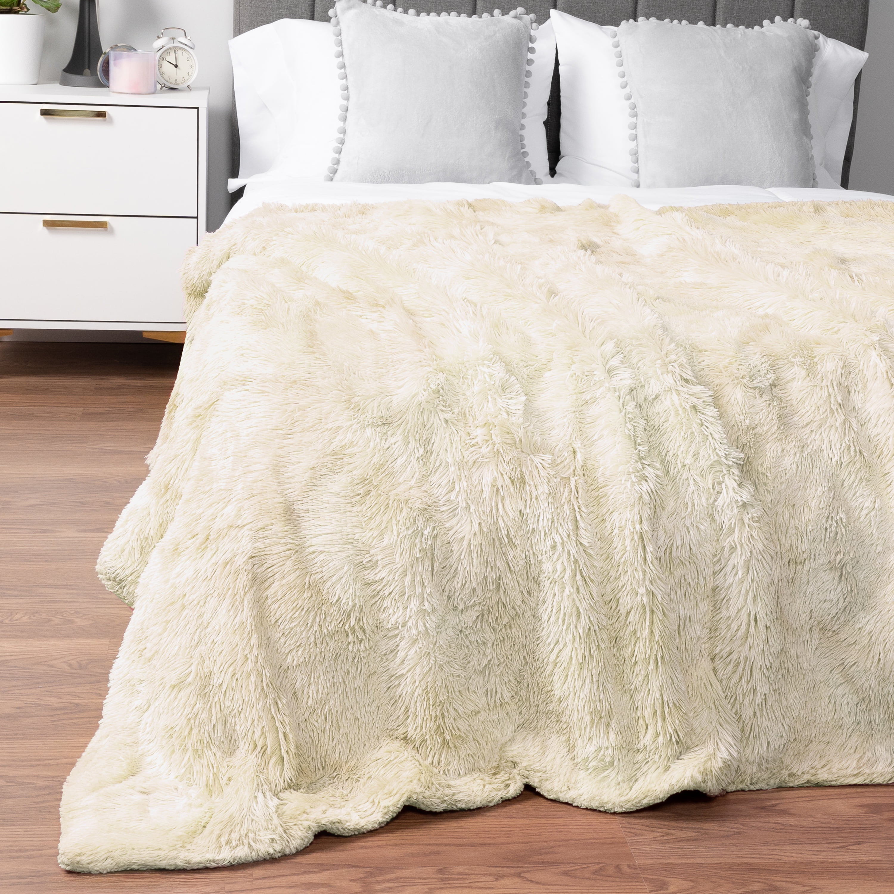 PAVILIA Cream Beige Fluffy Bed Blanket, Queen Size, Fuzzy Blanket for Women Men, Furry Plush Warm Large Blanket for Couch Sofa, Super Soft Thick Faux Fur Sherpa Blanket, 90x90