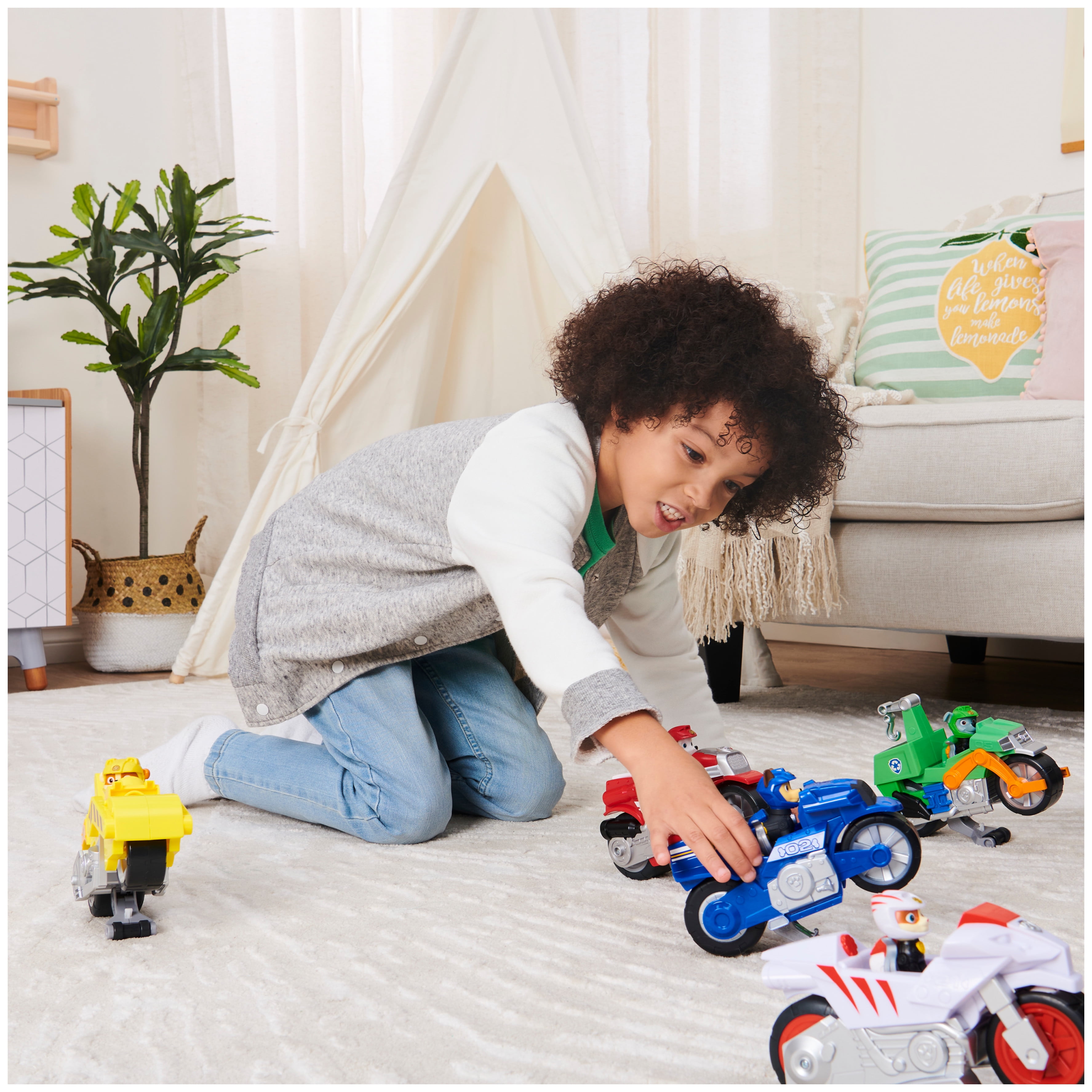 PAW Patrol, Moto Pups Chase’s Deluxe Pull Back Motorcycle Vehicle with Wheelie Feature and Figure