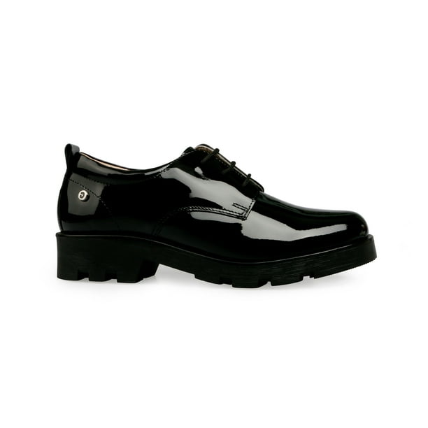 Zapato cerrado de charol natural para niña con abroche de agujeta