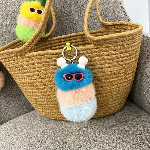 Lindo llavero de oruga, muñeco de peluche de dibujos animados, colgante para bolso, llavero creativo para coche, pequeño regalo