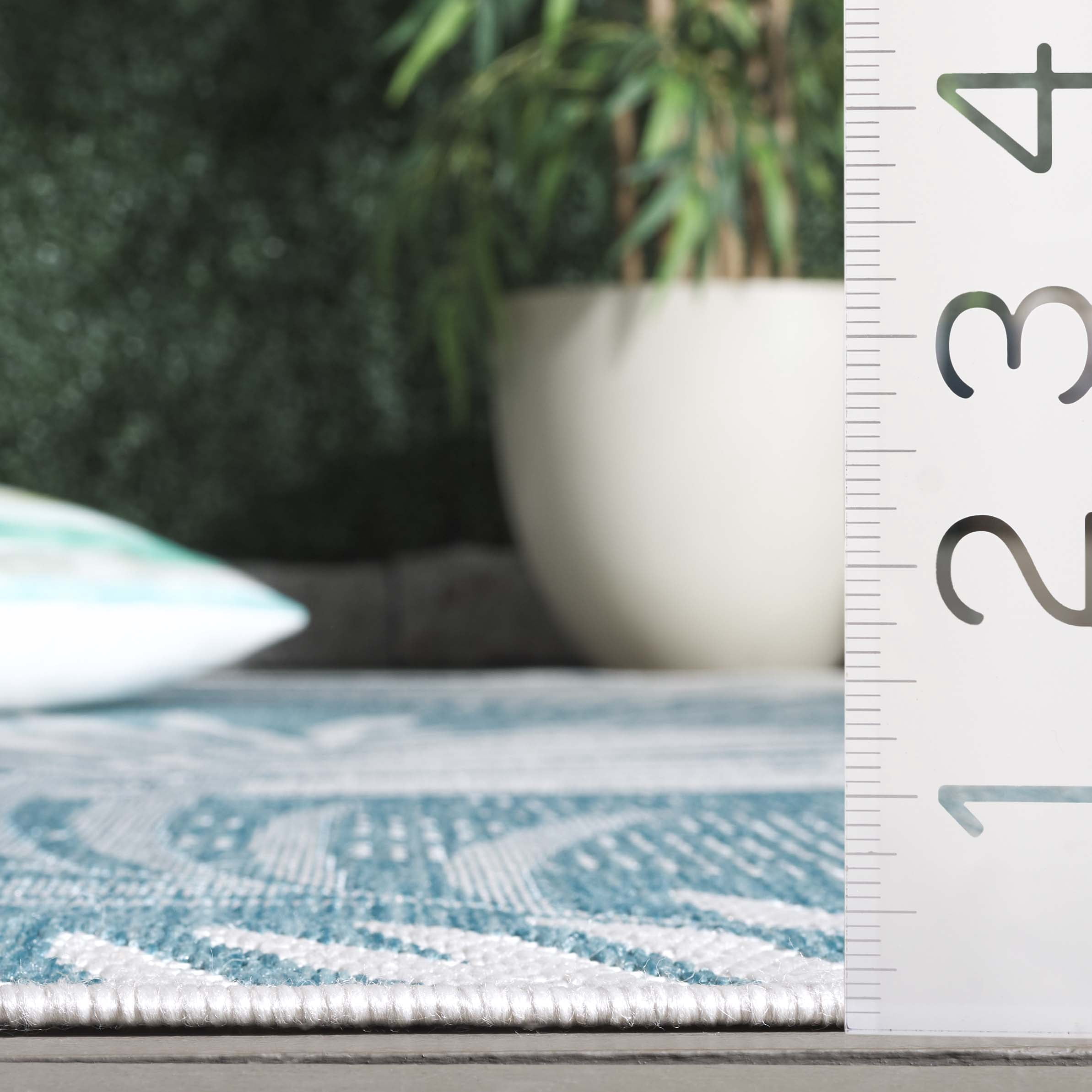 SAFAVIEH Beach House Declan Botanical Indoor/Outdoor Area Rug, Aqua/Ivory, 6'7" x 6'7" Round