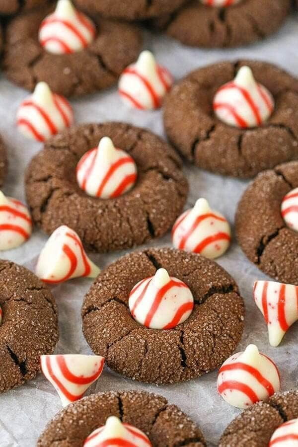 Hershey’s Candy Cane Kisses, Peppermint Creme Candy with Candied Bits, 4.17 lb Bulk Bag