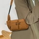 thumbnail image 4 of Bolso bandolera de gran capacidad, de nailon con cierre de cremallera, espacioso para uso diario, ligero y duradero, ideal para el trabajo y viajes, con un diseño elegante., 4 of 6