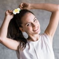 thumbnail image 2 of 2 piezas de accesorios para el cabello con flores de plumeria, pinzas y bandas para el cabello estilo hawaiano para mujeres, ideales para bodas y fiestas en la playa, 2 of 8