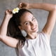 thumbnail image 2 of 2 piezas de accesorios para el cabello con flores de plumeria, pinzas y bandas para el cabello estilo hawaiano para mujeres, ideales para bodas y fiestas en la playa, 2 of 8