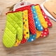 thumbnail image 4 of Cateissary Manoplas antideslizantes Guantes para horno de microondas Algodón con aislamiento térmico Manoplas para hornear resistentes y Cocina y Comedor Pequeños puntos verdes, 4 of 6