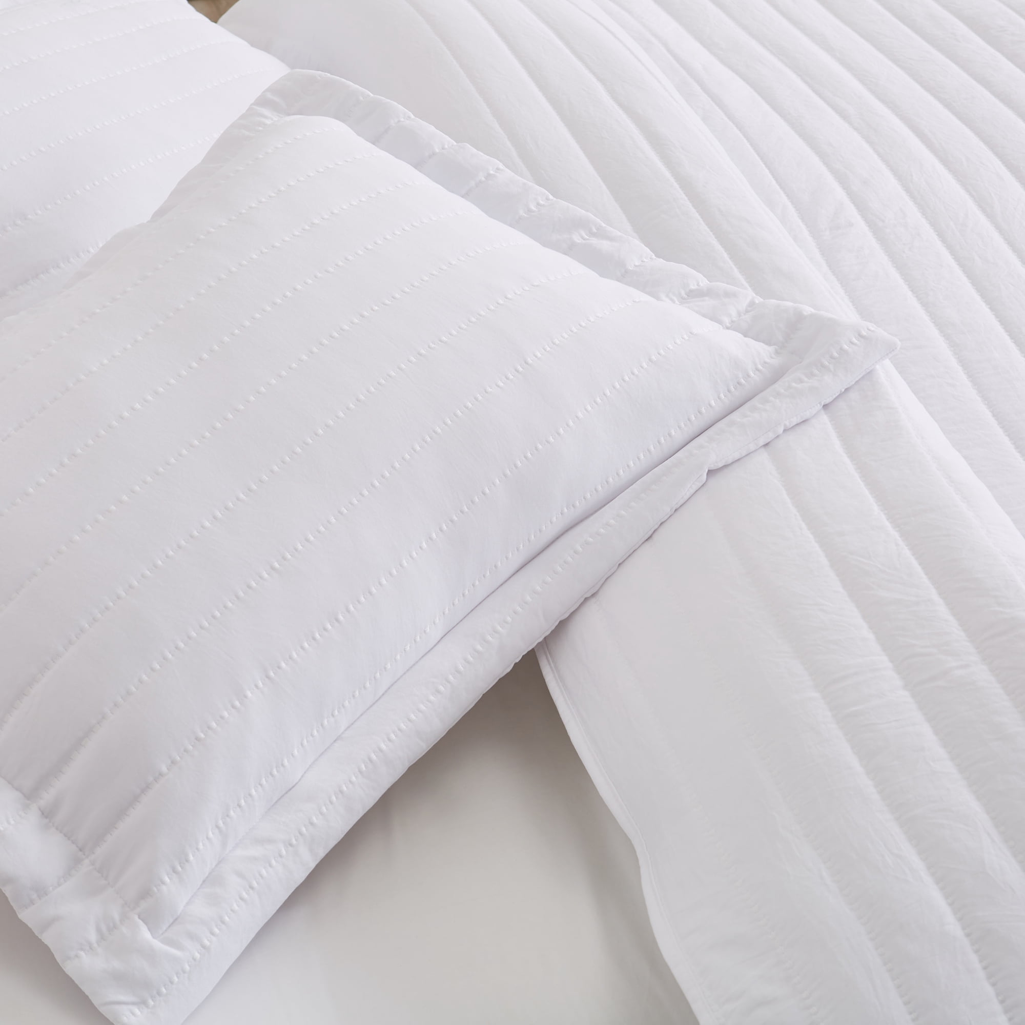Great Bay Home Channel Stitch Modern Ribbed Reversible Quilt Set With Shams  (Full / Queen, White)