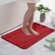 thumbnail image 5 of Tapete absorbente antideslizante con reverso de secado rápido para baño y ducha. Lavable a máquina. Suave, ideal para zonas húmedas de mucho tránsito. Aestivo | Rojo | AESTIVO, 5 of 7