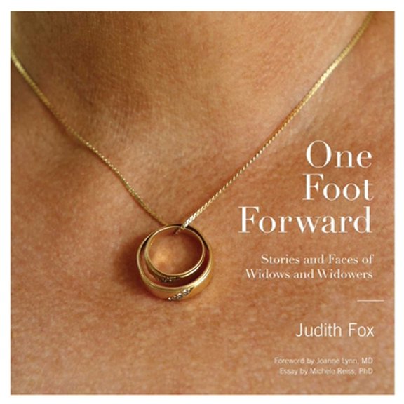 Pre-Owned One Foot Forward: Stories and Faces of Widows and Widowers (Hardcover) 1576876497 9781576876497