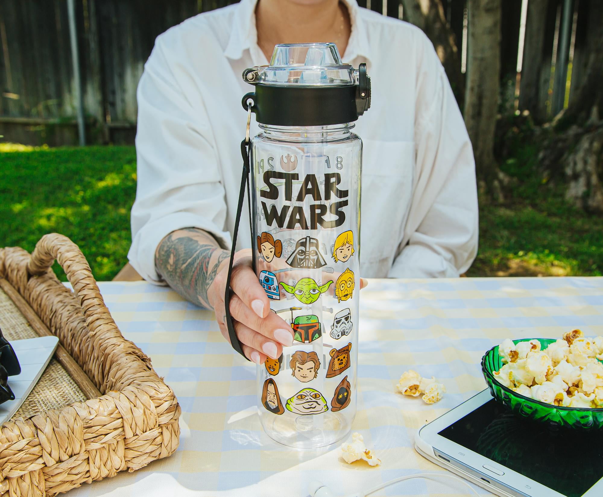 Star Wars 888910 33 oz Star Wars Cartoon Characters Water Bottle with Strap