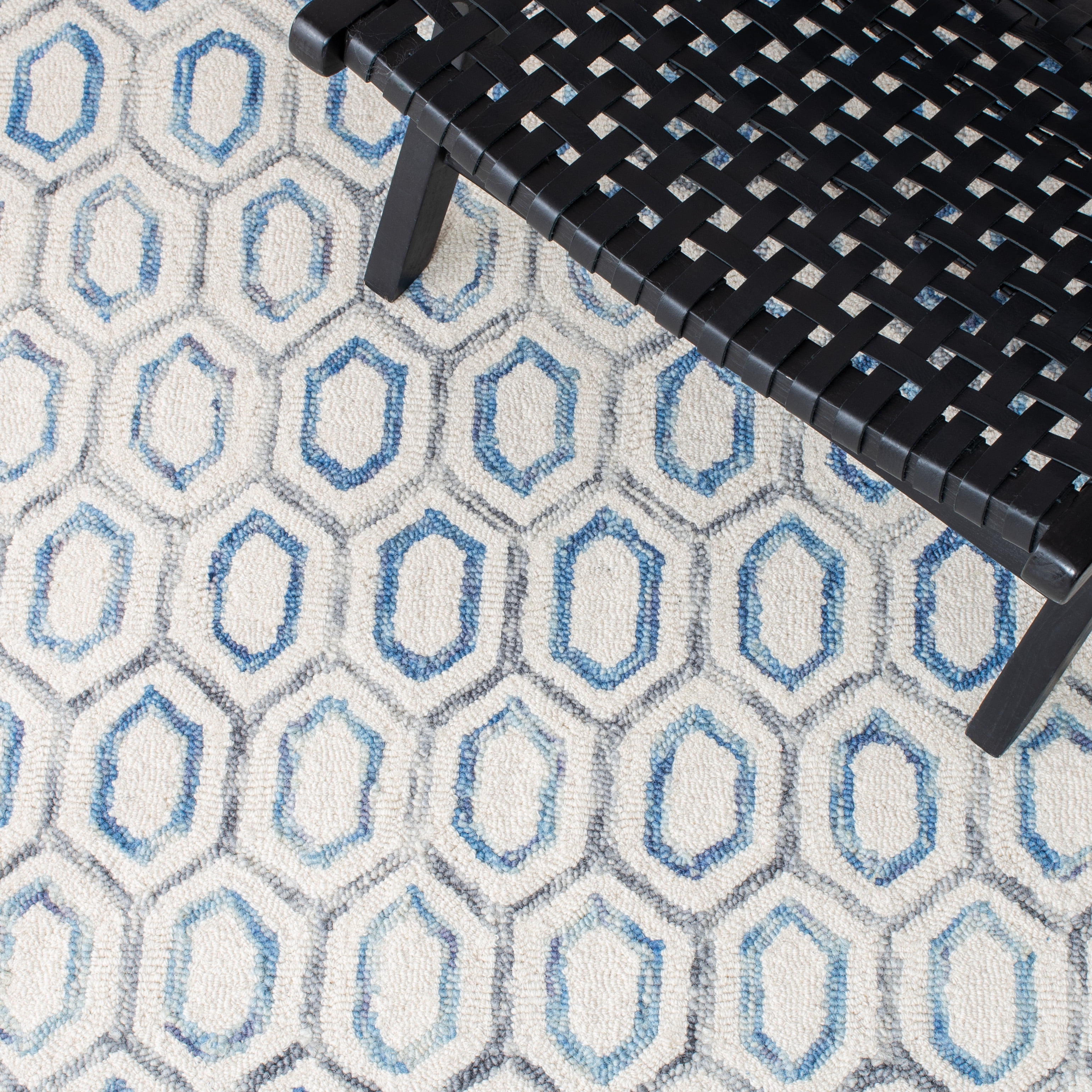 SAFAVIEH Metro Jessamine Geometric Area Rug, Ivory/Blue, 6' x 6' Round