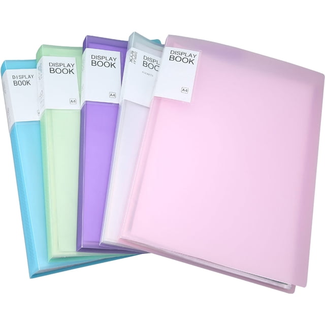 carpeta tipo libro con funda transparente y protector de páginas para mostrar documentos y obras de arte infantiles set A4 en rosa, blanco, verde, morado y azul; vista en ángulo que muestra cinco cubiertas translúcidas esmeriladas, lomo etiquetable, bolsillos interiores de PP flexibles para hojas, tamaño 31x23 cm; también adecuada para organizar certificados, dibujos y proyectos escolares.