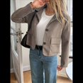 thumbnail image 4 of Chaqueta Blazer Informal para Mujer, de Piel Sintética de Ante con Solapa con Muescas y Botonadura Sencilla. Caqui M, 4 of 8