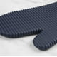 thumbnail image 4 of Juego de 2 guantes de cocina KitchenAid de silicona suave acanalada, color azul, 4 of 6