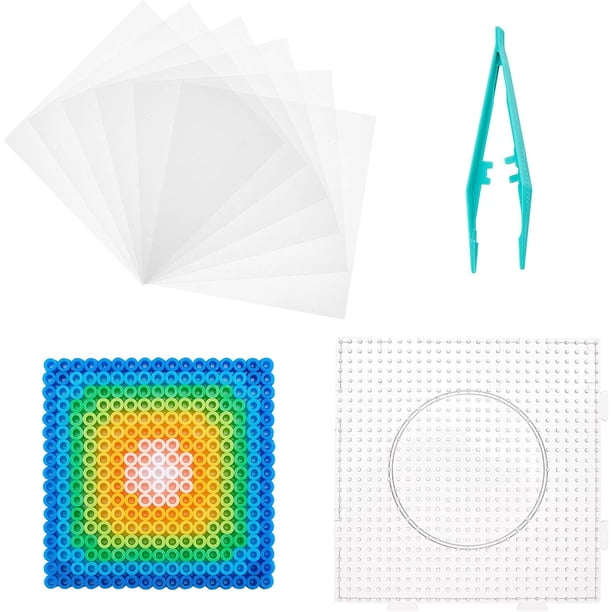 Kit de 18 piezas para cuentas de 5 mm. Incluye 8 placas base para cuentas, 8 hojas de papel para planchar de 15 x 15 cm y 2 pinzas para manualidades con cuentas.