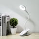 thumbnail image 5 of Lámpara de escritorio LED inalámbrica recargable, 3 colores y 3 ajustes regulables, lámpara de noche táctil para niños con clip, lámpara de lectura portátil con clip para cama, color blanco [Clase ene, 5 of 5