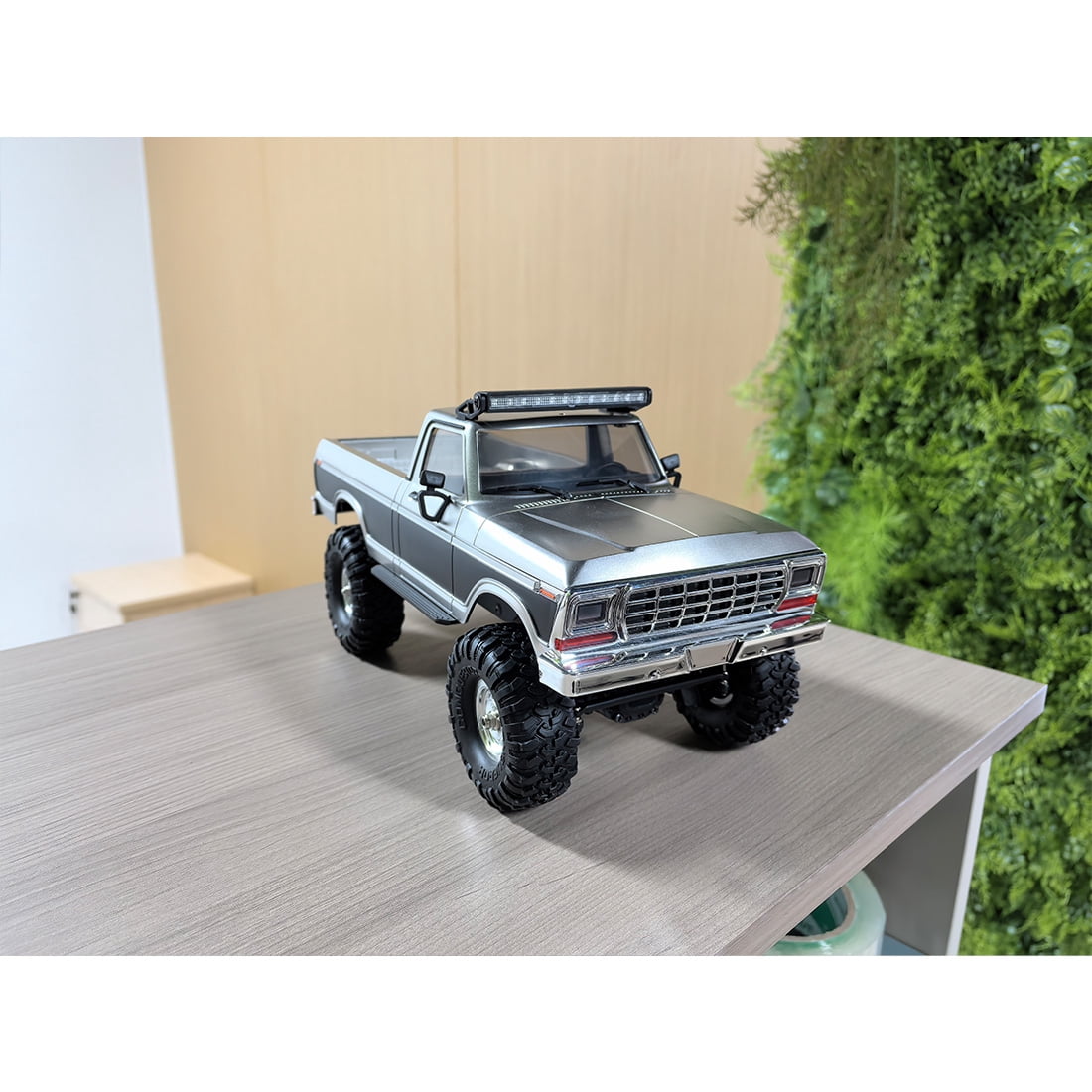 RC Pickup Crawler, 1/16 Scale 4WD Pickup-Style Car with Metal Chassis, Independent Suspension & LED Lighting for Indoor Driving, Outdoor Crawling, Ideal for Adults, Long Playtime (Black)