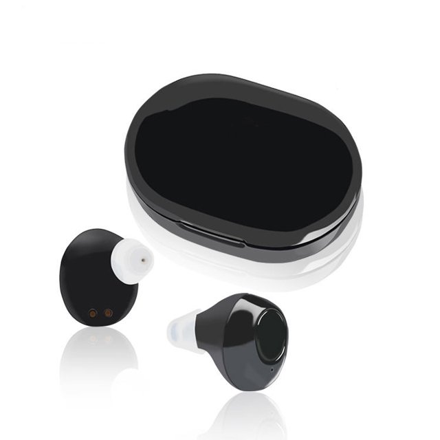 audífonos recargables para personas mayores y adultos con control de volumen, pequeño amplificador auditivo digital completamente en el canal, dispositivos de asistencia con caja de carga, negro Dos audífonos intrauditivos negros y su estuche de carga ovalado negro; diseño pequeño y discreto con puntas de silicona blancas, contactos de carga magnética visibles y superficie brillante en el estuche. Funcionamiento sin botones y control de volumen integrado; suelen usarse para ver TV o llamadas.