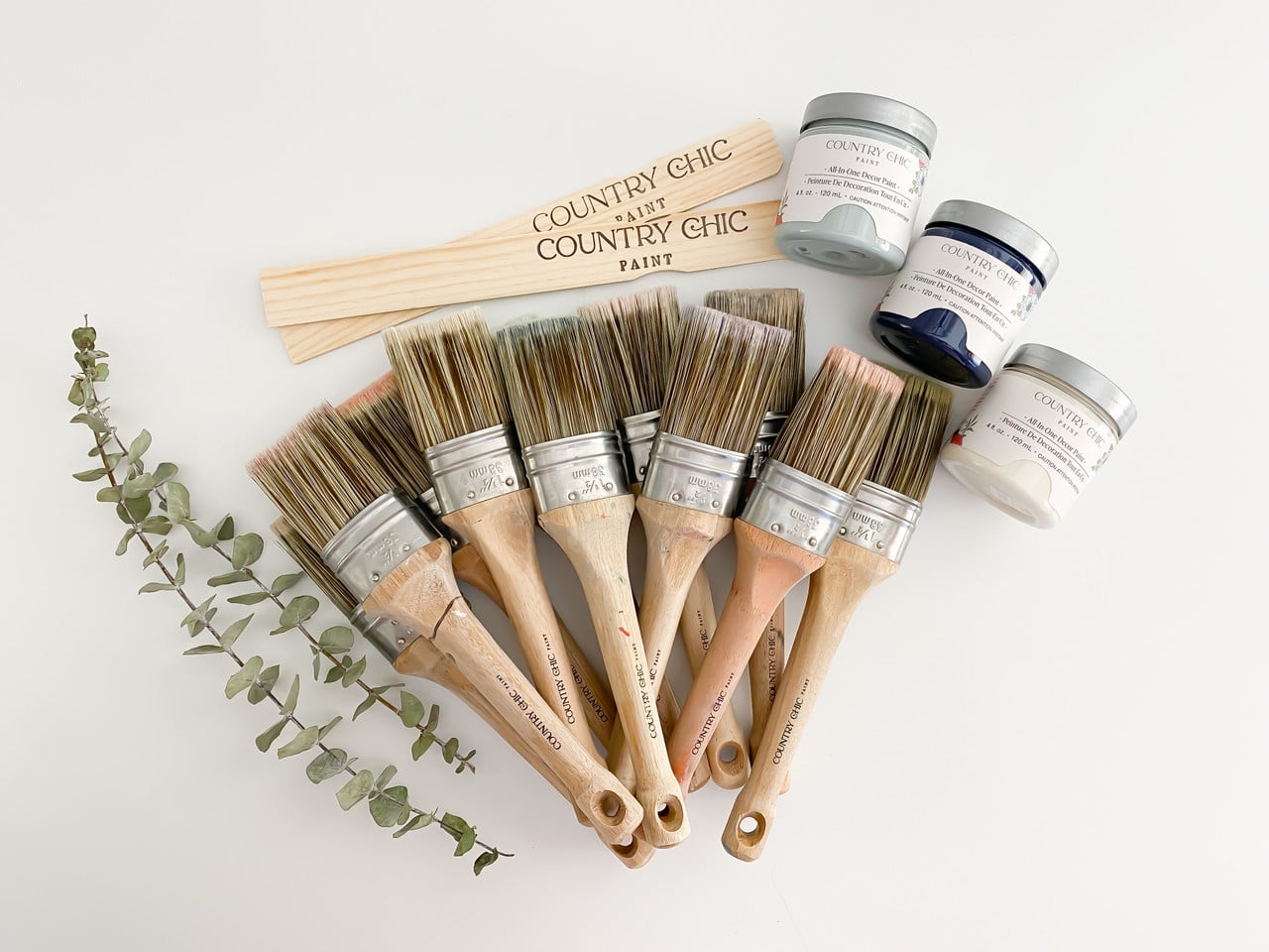 Country Chic Paint: Oval Paint Brush for Furniture, Synthetic Bristle, 1.5"